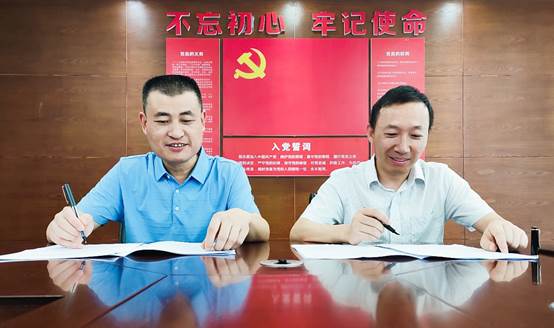 clip_image002.jpg 桌子上有男人的照片上寫著字中度可信度描述已自動生成